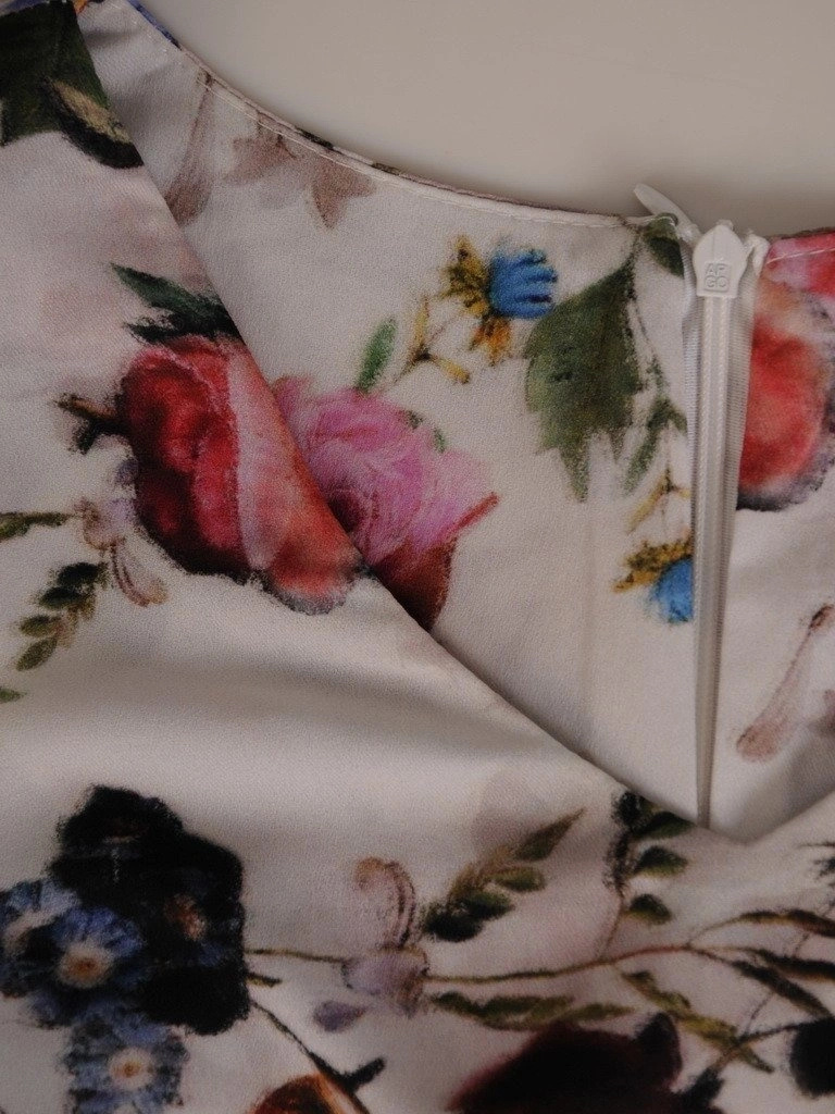 Wielobarwna sukienka w kwiaty o prostym kroju – elegancki model midi z dekoltem w serek na lato 3944