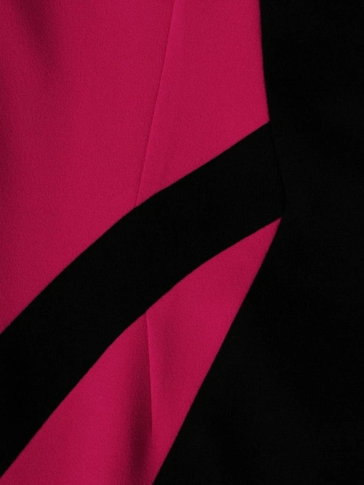 Elegancka sukienka wieczorowa ołówkowa czarna z amarantem – zmysłowy fason modelujący sylwetkę 8302