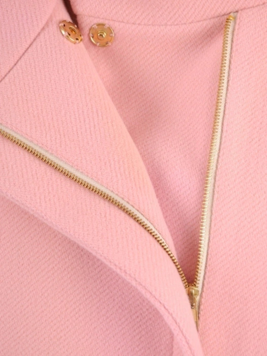 Różowy płaszcz na jesień damski o prostym fasonie – eleganckie wykończenie z ozdobną podszewką 37138