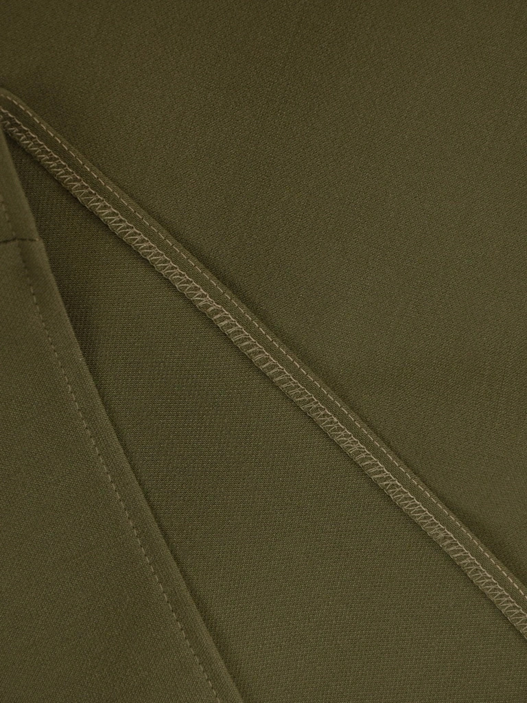 Elegancka oliwkowa sukienka prosta midi – wyszczuplające przeszycia i ozdobny dekolt 40825