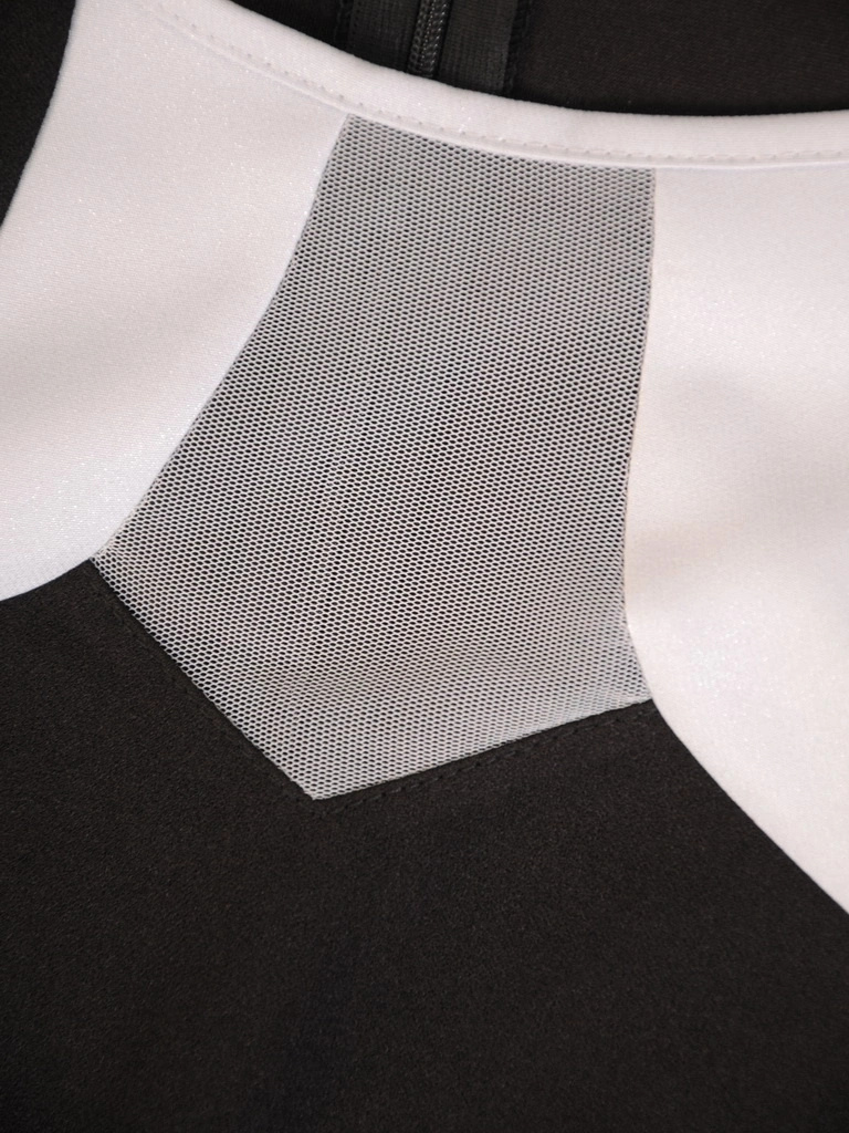 Elegancka czarna sukienka dzianinowa do pracy – prosty fason optycznie modelujący sylwetkę 34837