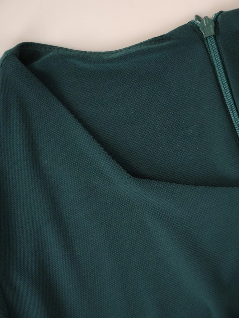 Zwiewna zielona sukienka maxi rozkloszowana w liście – zmysłowa kreacja z paskiem 35513