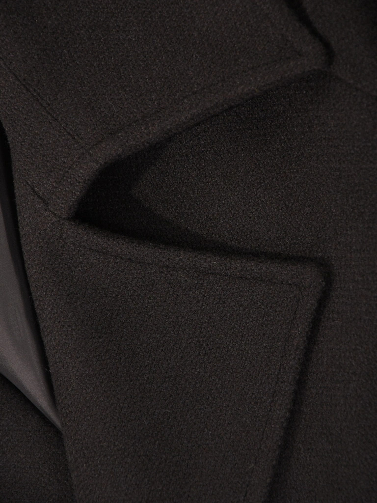 Elegancki płaszcz zimowy damski w odcieniu czerni – stylowy trencz z ozdobnymi pagonami 42241