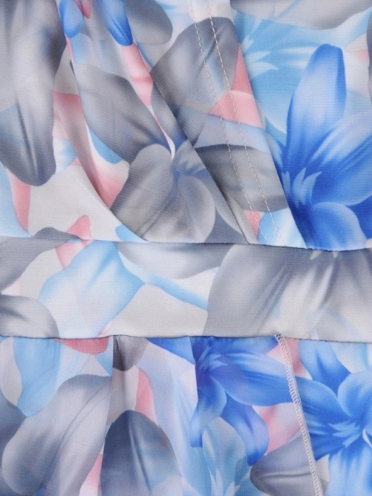 Niebieska sukienka rozkloszowana w kwiaty – zwiewny fason z kopertowym dekoltem 38331
