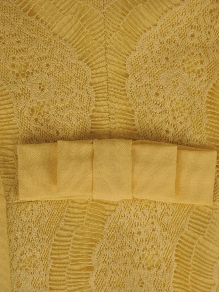 Elegancka żółta sukienka wizytowa z dekoltem V – prosty, wysmuklający krój z koronkowym akcentem 10103