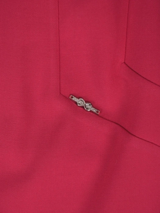 Elegancka malinowa sukienka midi o prostym kroju – modelujące pionowe przeszycia i rękaw 3/4 24931