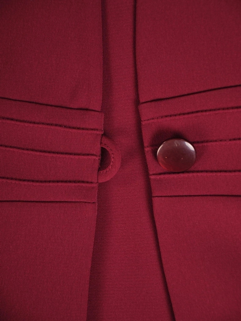 Elegancka bordowa garsonka damska ze spódnicą w kwiaty – prosty fason wysmuklający sylwetkę 33398