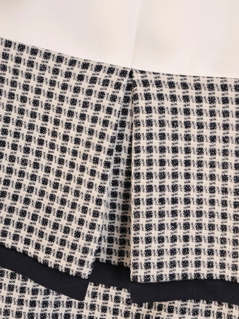 Elegancka sukienka biurowa w pepitkę midi – prosta linia z paskiem podkreślającym talię 34857