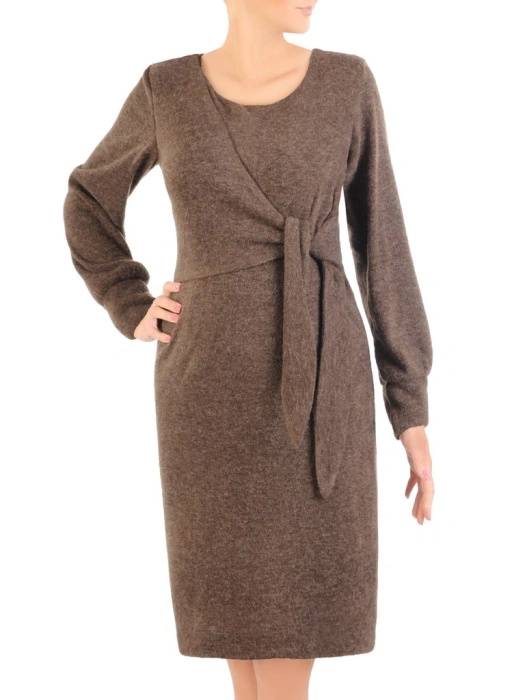 Elegancka sukienka damska midi w odcieniu cappuccino – optycznie wyszczuplające zaszewki i odpinany komin 34293