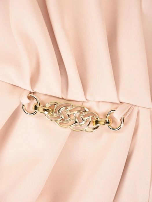 Beżowa sukienka wieczorowa kopertowa midi – biżuteryjny łańcuszek i krój wysmuklający talię 41530