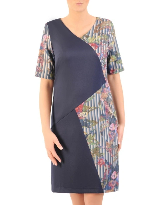 Elegancka sukienka midi o prostym kroju w kwiaty – wysmuklający fason ze stylowym dekoltem w serek 34494