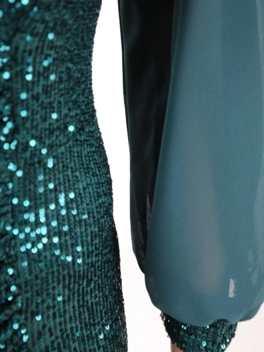 Zielona sukienka prostego kroju z cekinami i transparentnym rękawem – maskujące marszczenie i dekolt serek 37396