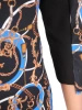 Czarna prosta sukienka midi ze stójką w wzór – elegancki fason z rękawem 3/4 do biura 32076