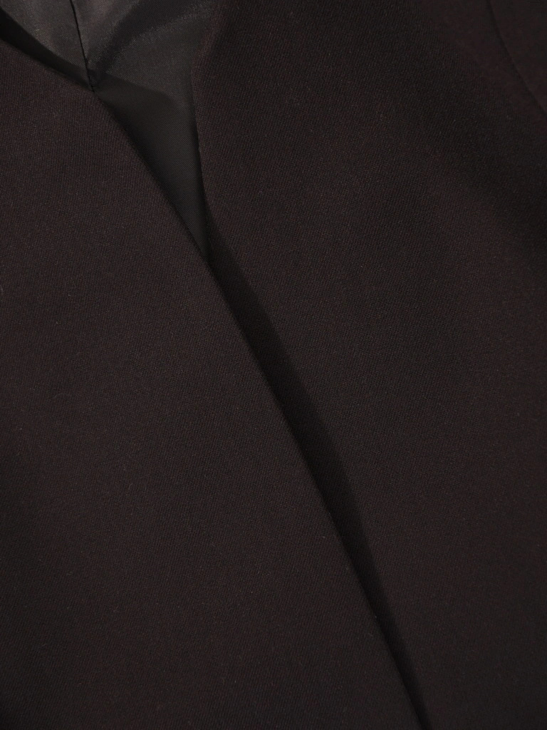 Elegancka czarna marynarka damska o prostym kroju – modelujące sylwetkę zaszewki i zapięcie na guziki 19032