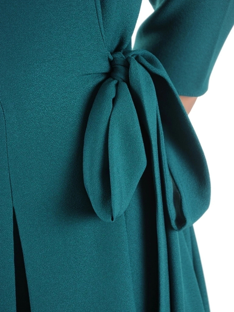 Wizytowa sukienka rozkloszowana z wiązaną kokardą – elegancki fason midi w odcieniu zieleni 38767