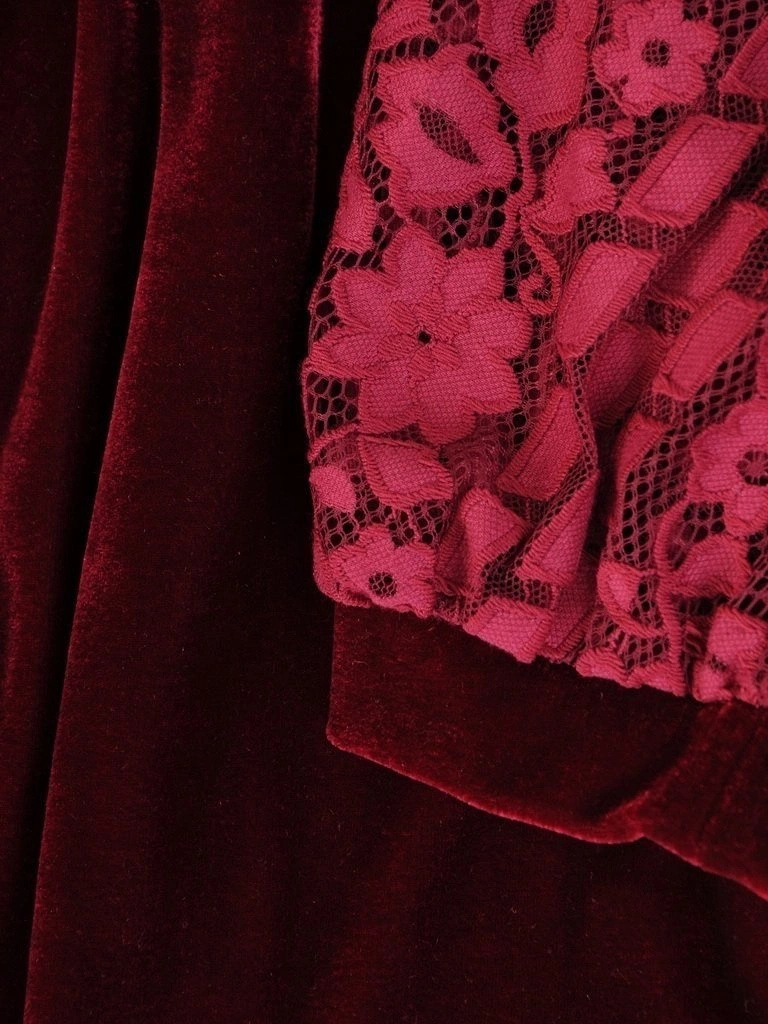 Elegancka wiśniowa sukienka tuba na święta i andrzejki – wysmuklający krój z koronkowym dekoltem 28053