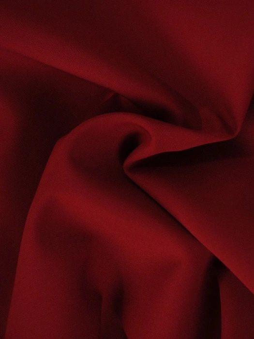 Bordowa sukienka biznesowa z ozdobną broszką – prosty krój z eleganckim kołnierzem 19174
