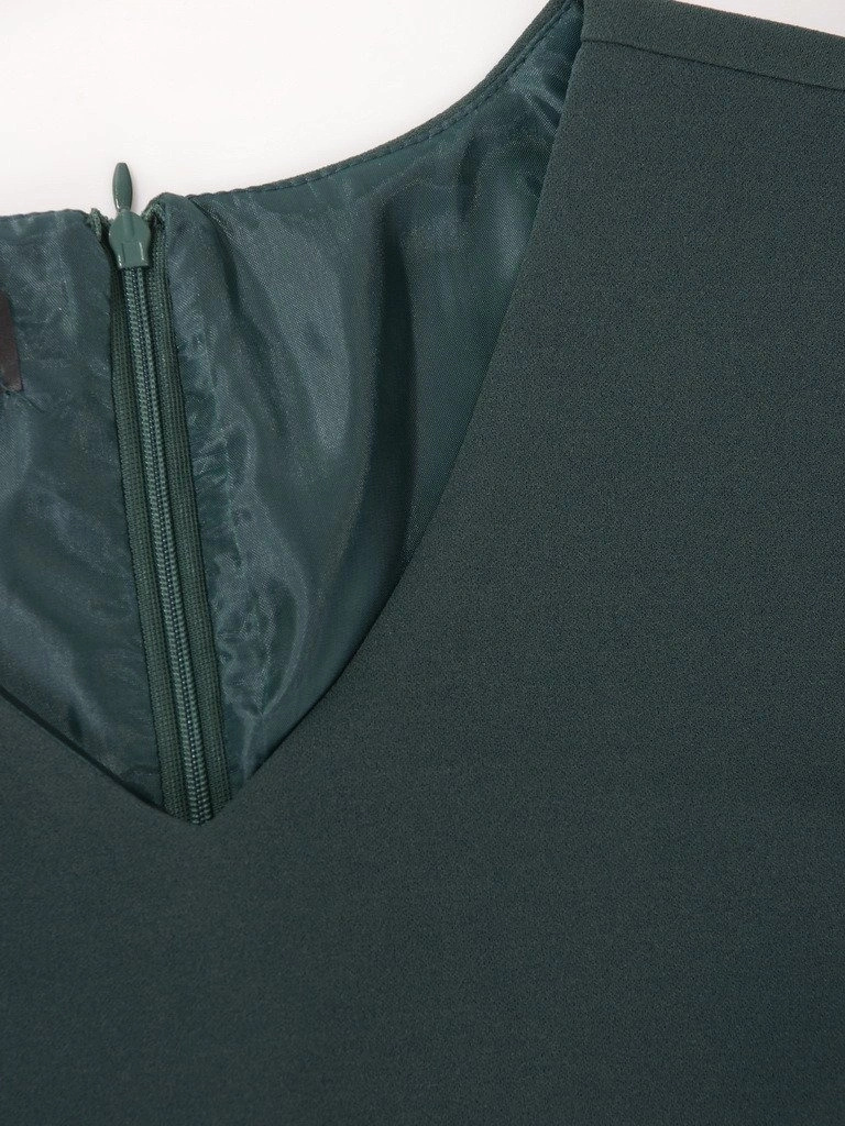 Zielona sukienka trapezowa midi z dekoltem serek – elegancki model z ozdobnymi mankietami 18311
