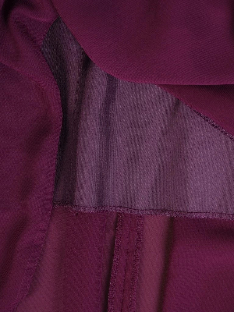 Elegancka fioletowa sukienka wizytowa z ozdobnymi plisami – rozkloszowana kreacja wysmuklająca sylwetkę 19785