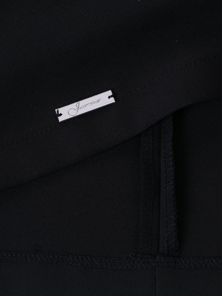 Czarna sukienka midi z dekoltem w łódkę – prosty fason z ozdobnymi falbanami 13705