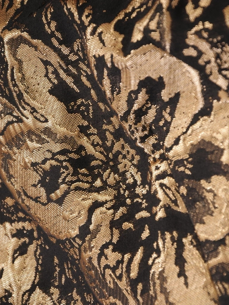 Czarno-złota sukienka rozkloszowana w kwiaty – elegancki model z dekoltem łódka i kontrafałdami 31900