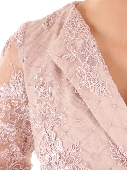 Rozkloszowana sukienka na wesele w odcieniu brudnego różu – elegancki model z baskinką i kopertowym dekoltem 38263