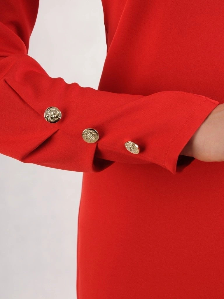 Elegancka czerwona sukienka midi z dekoltem w serek – prosty krój z ozdobnymi guzikami 24243