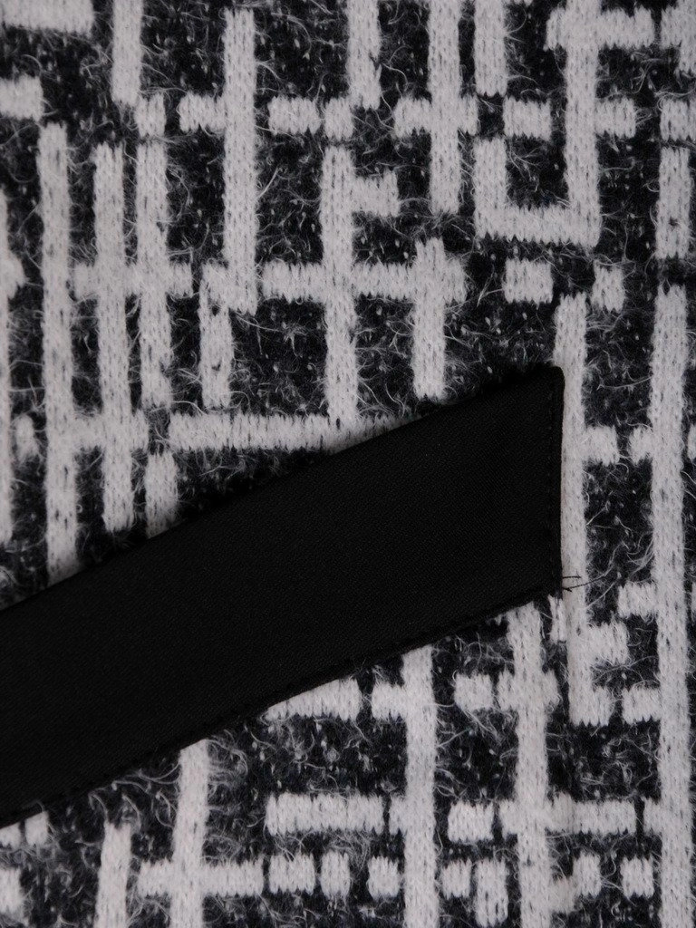 Stylowa marynarka damska plus size w geometryczny print – maskujący biodra fason z dekoltem łódka 18404