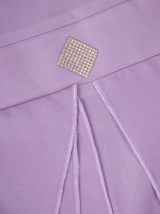 Liliowa sukienka na wesele midi o prostym kroju – elegancki fason z rękawem 3/4 i cyrkoniami 38257
