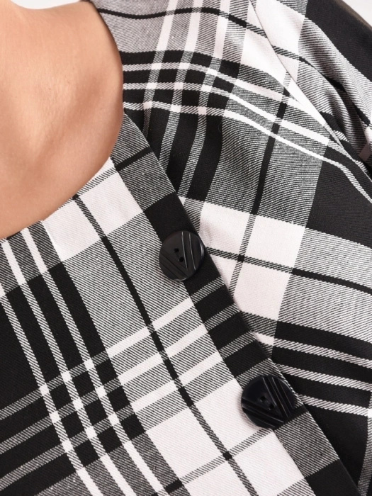 Elegancka sukienka biurowa w kratkę o prostym kroju – stylowa falbana i ozdobne guziki 40973