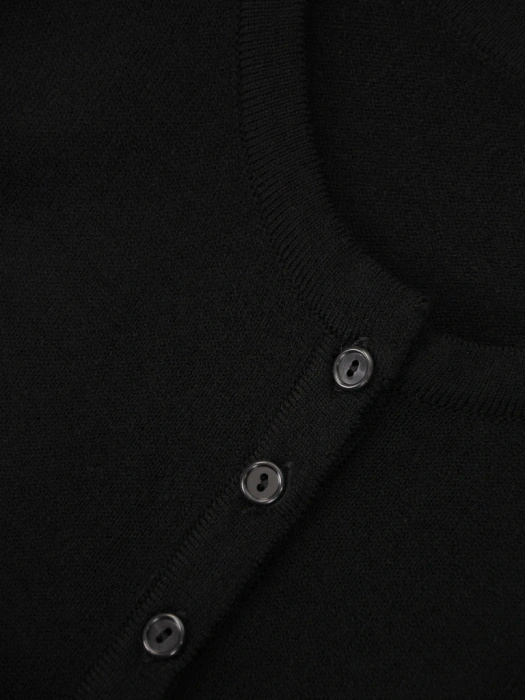 Elegancki sweter damski rozpinany o prostym kroju – ponadczasowy czarny model z subtelnym dekoltem w łódkę 38762