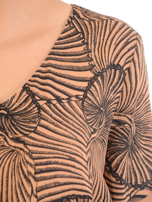 Elegancka rozkloszowana sukienka midi w zwierzęcy print – fason modelujący talię z dekoltem V 33255