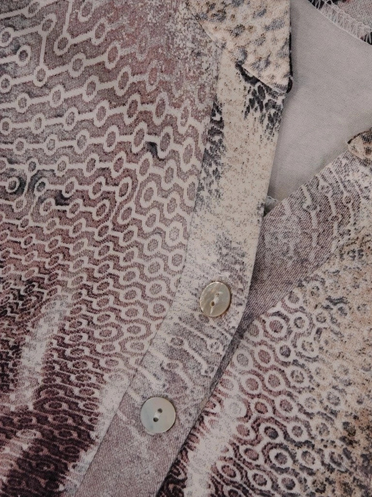 Elegancka bluzka wizytowa w odcieniach śliwki z długim rękawem – prosty krój z ozdobnymi guzikami 13000