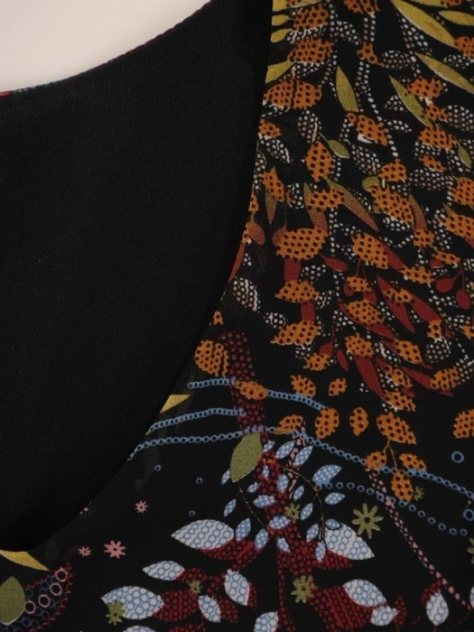 Elegancka czarna sukienka rozkloszowana midi w kwiaty – kobiecy fason z wiązaniem w pasie 26413