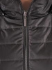 Klasyczna czarna kurtka pikowana przejściowa – z odpinanym kapturem i wyszczuplającym fasonem 37530