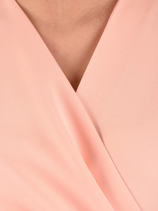 Kopertowa sukienka wizytowa midi w kolorze morelowym – efektowne marszczenie podkreślające talię 41534