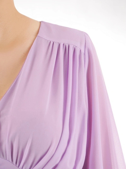 Elegancka sukienka rozkloszowana midi z falbanami liliowa – kobiecy krój tuszujący biodra 35366