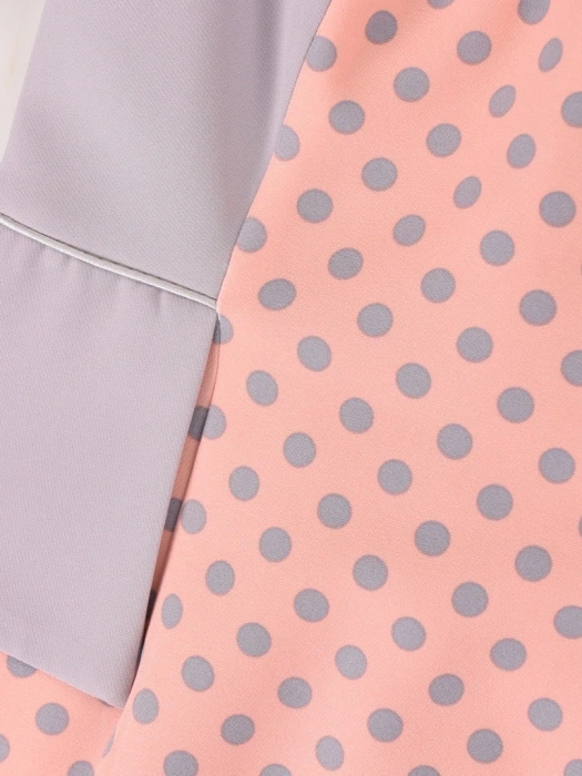 Różowo-popielata sukienka prosta w grochy – stylowa imitacja żakietu z baskinką 15382
