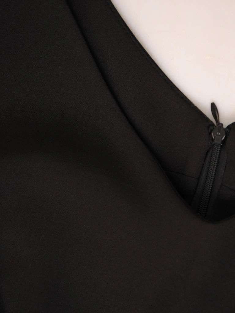 Elegancki kostium damski o prostym fasonie z narzutką w grochy – pionowe zaszewki modelujące sylwetkę 31831
