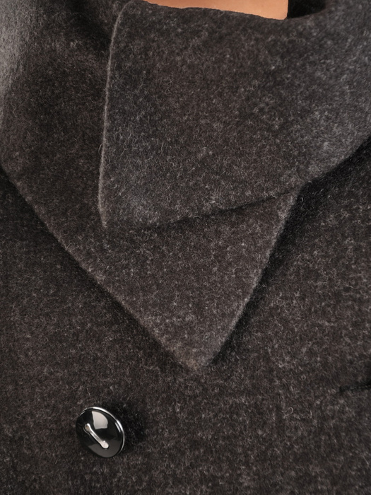 Dwurzędowy wełniany płaszcz z oryginalnym kołnierzem 34112