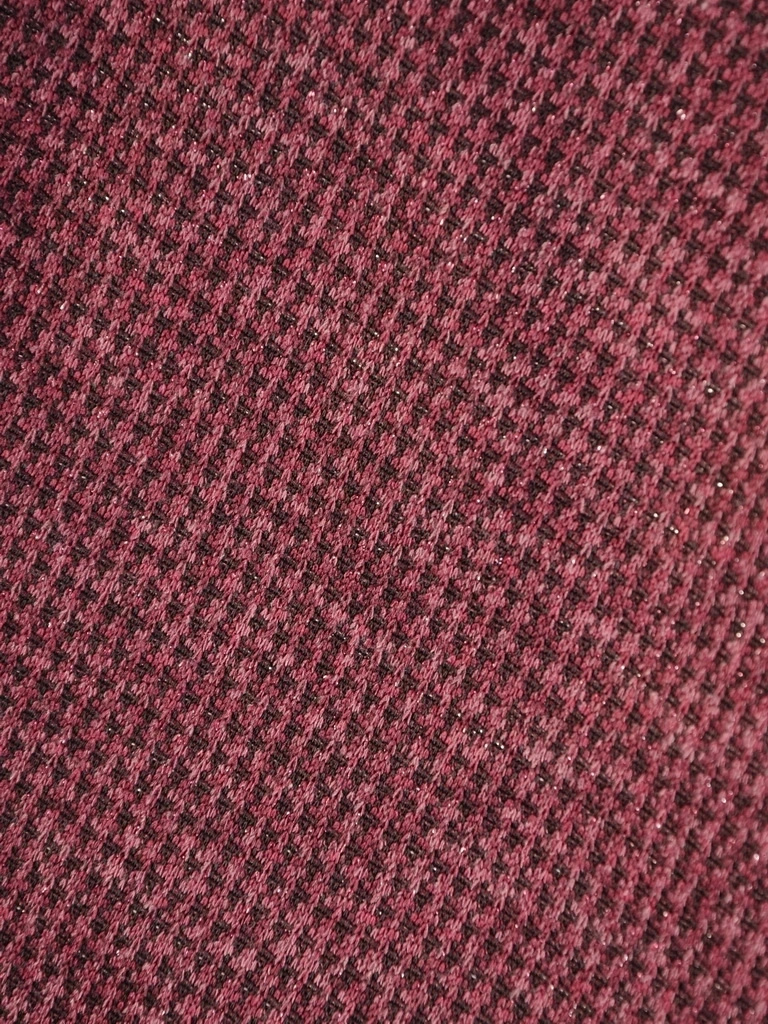 Elegancka wiśniowa sukienka midi o prostym kroju – asymetryczny dekolt i pas optycznie wysmuklający 34470