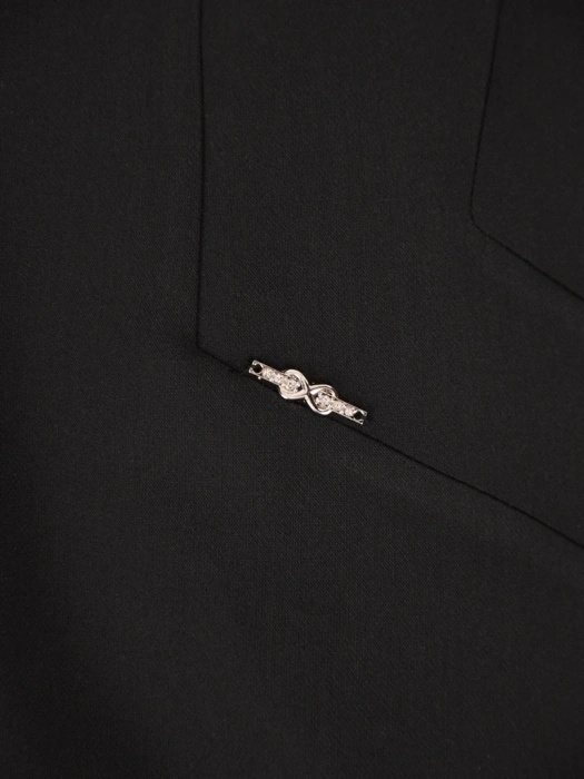 Elegancka czarna sukienka midi o prostym fasonie – modelujące sylwetkę przeszycia i rękaw 3/4 25766