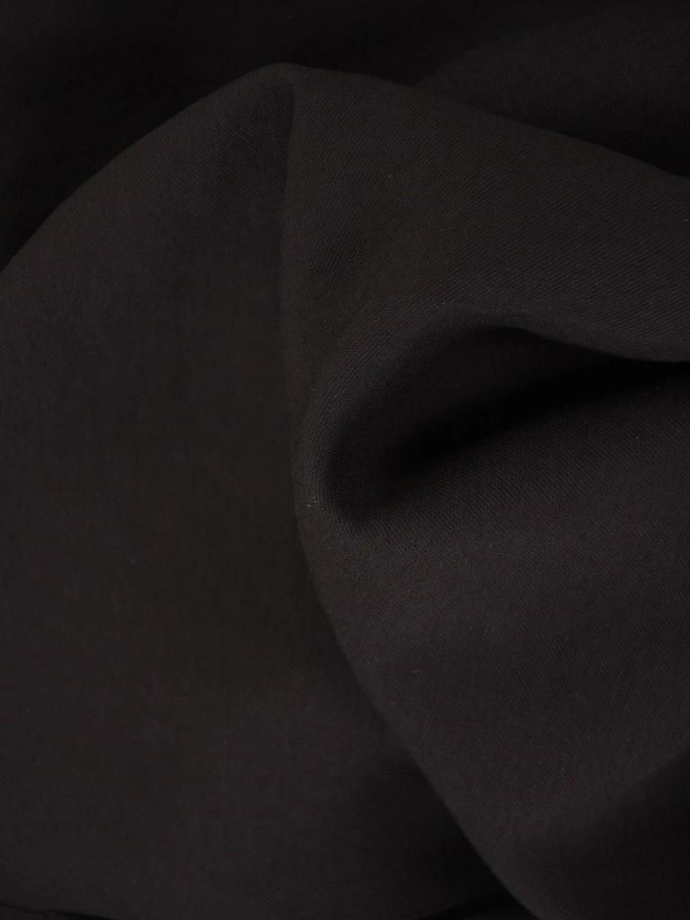 Elegancka czarna sukienka trapezowa midi – swobodny fason subtelnie maskujący biodra 42075