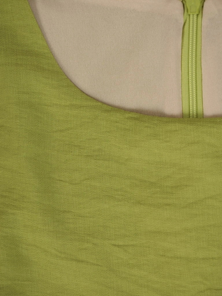 Zielona sukienka midi o prostym kroju z krótkim rękawem – ozdobne falbany dodające uroku 33731