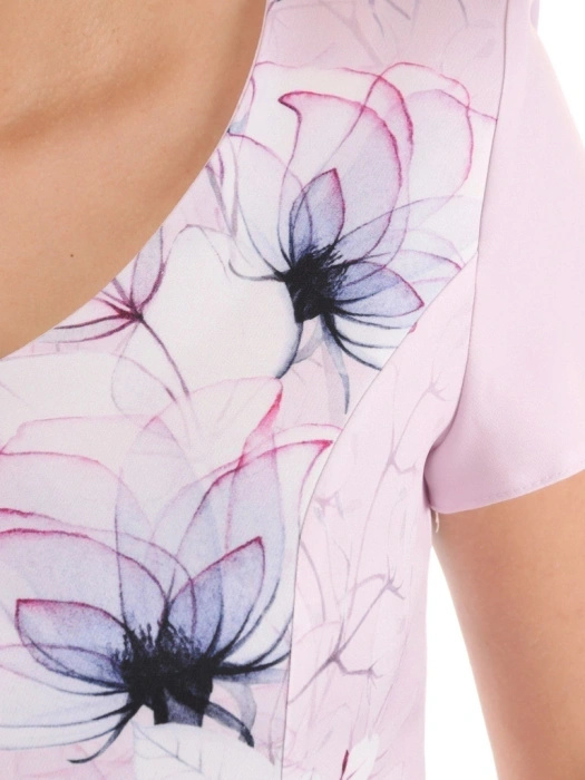 Elegancka sukienka midi w liliowe kwiaty o prostym kroju – pionowe cięcia wysmuklające sylwetkę 38103