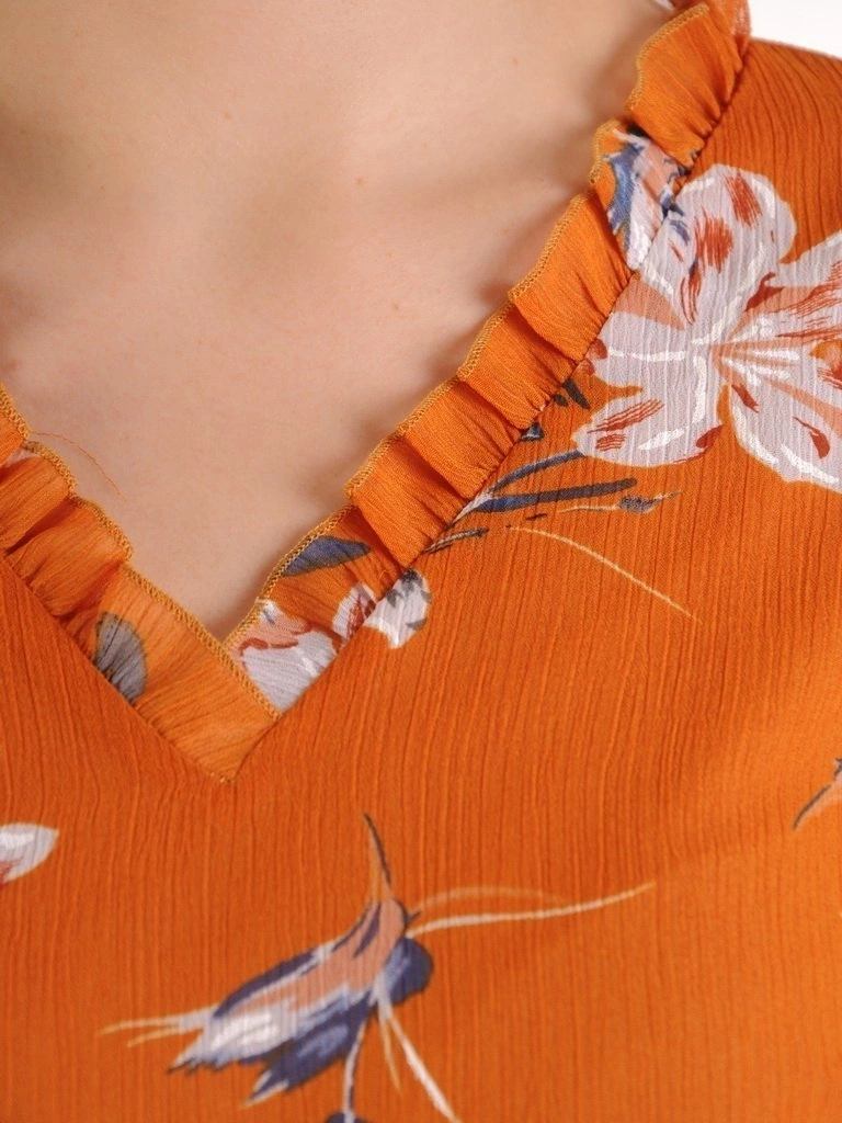 Elegancka sukienka trapezowa midi w jesienne kwiaty – swobodny krój maskujący biodra 25262