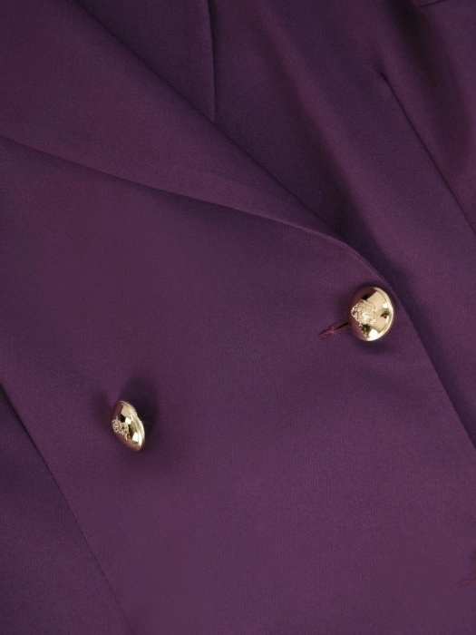 Elegancka fioletowa sukienka żakietowa midi – fason syrenka z ozdobnymi guzikami i falbaną 34847