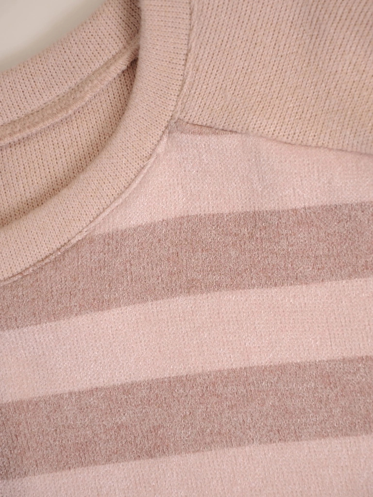 Elegancki sweter damski w paski o prostym kroju – wstawki wyszczuplające na chłodne dni 34826