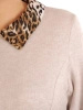 Prosta beżowa sukienka midi z akcentem animal print – maskująca baskinka i ozdobny kołnierzyk 34406