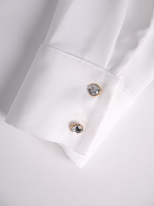 Biała koszula z długim rękawem i kołnierzykiem, klasyka w garderobie 28025